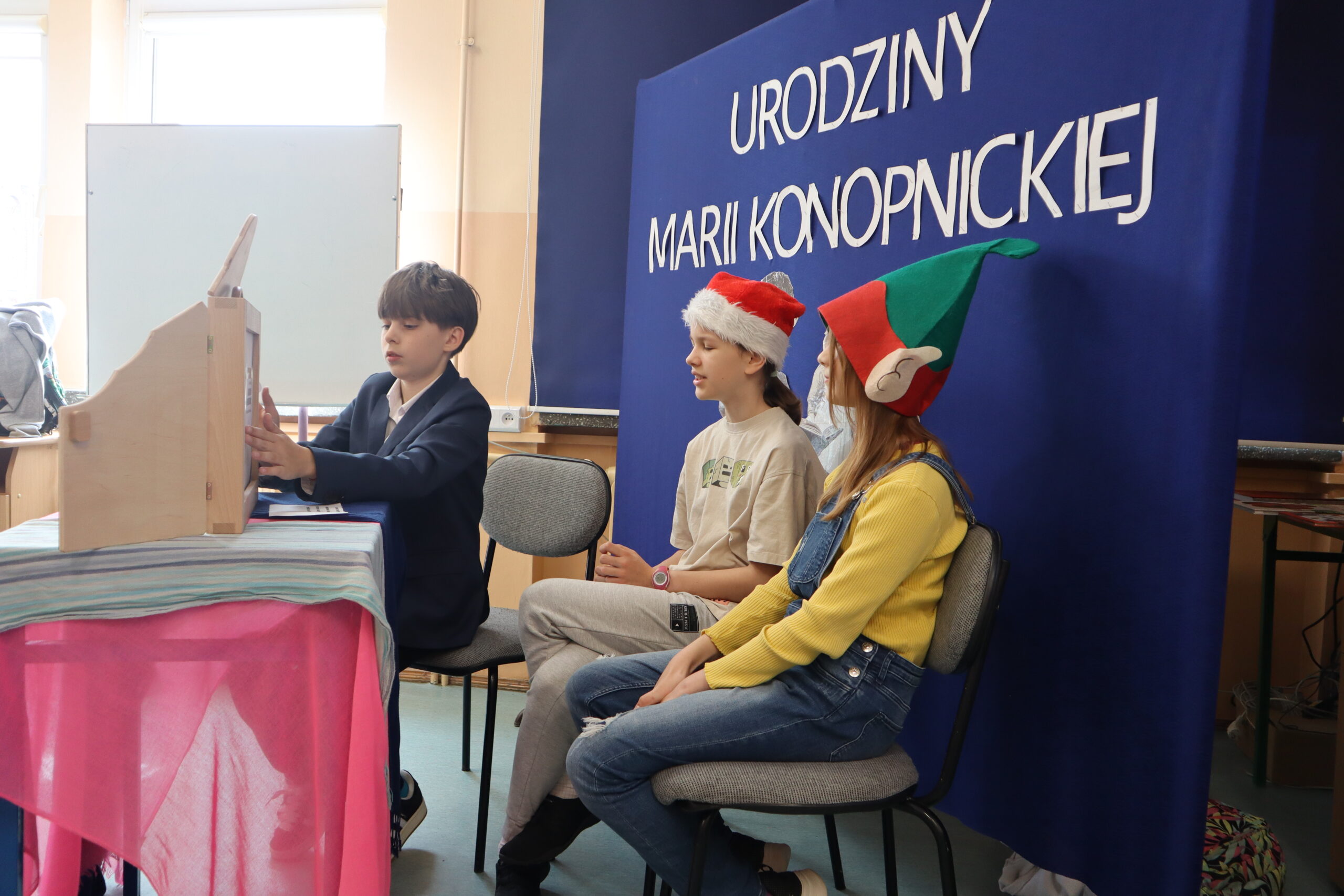 🎭 „Krasnoludki są na świecie” – teatrzyk kamishibai w wykonaniu naszych uczniów! 🌟