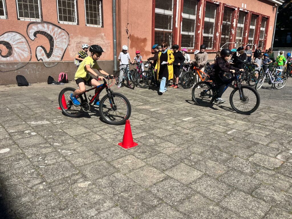 Klasy czwarte zdaja egzamin na kartę rowerową