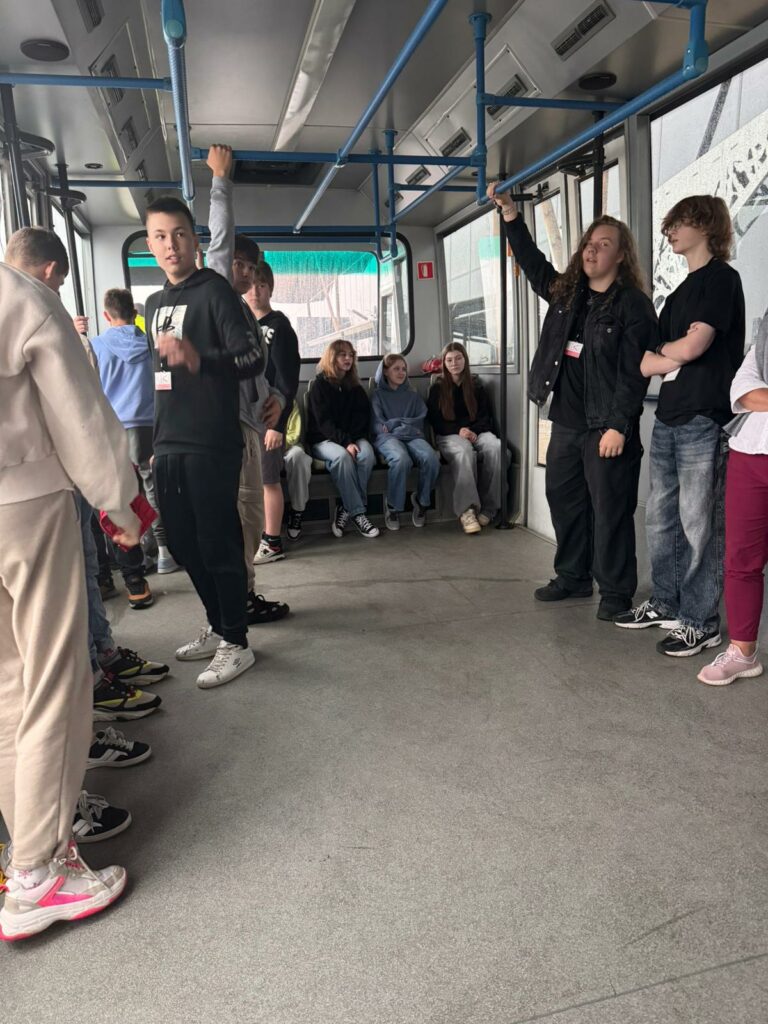 Uczniowie SP14 na lotnisku w Szymanach