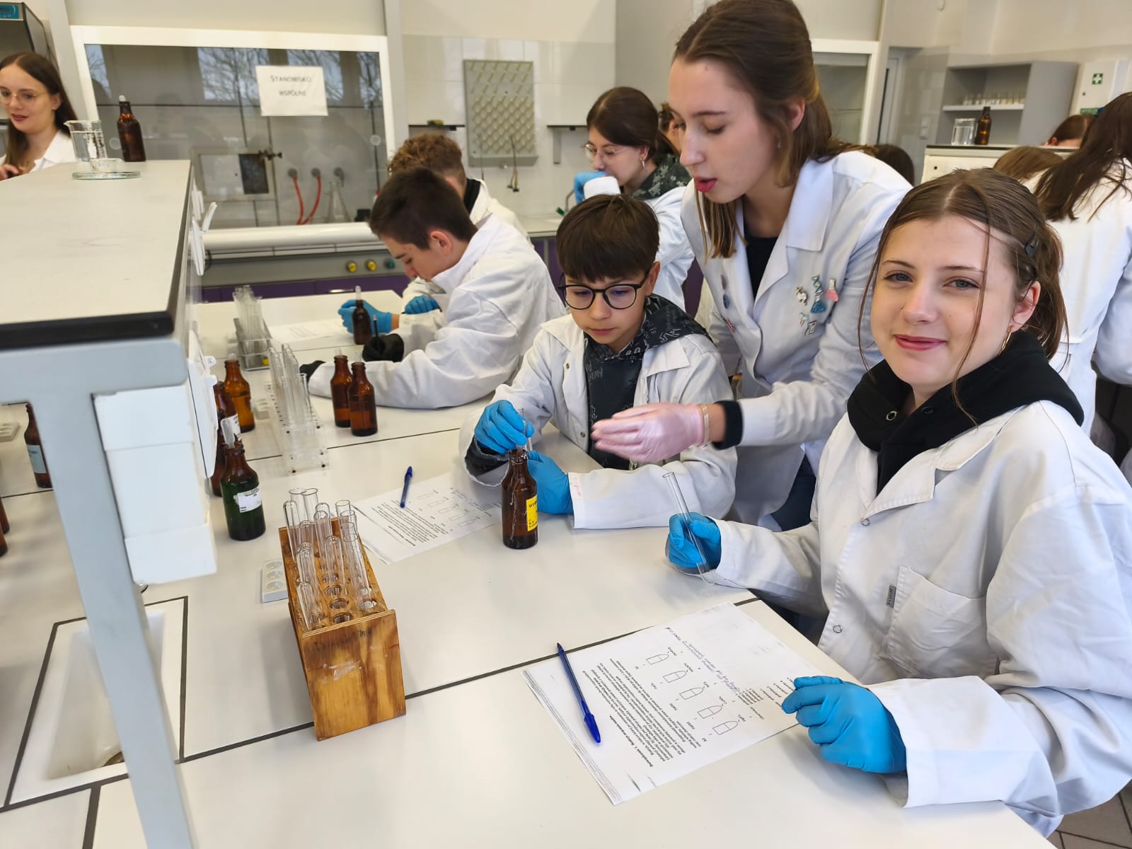 Klasa 7a w krainie chemicznych eksperymentów! 🧪💥