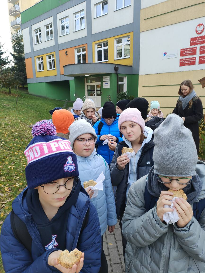 🍽️ Z zamkniętymi oczami, ale z otwartymi głowami – dzień z 4b!