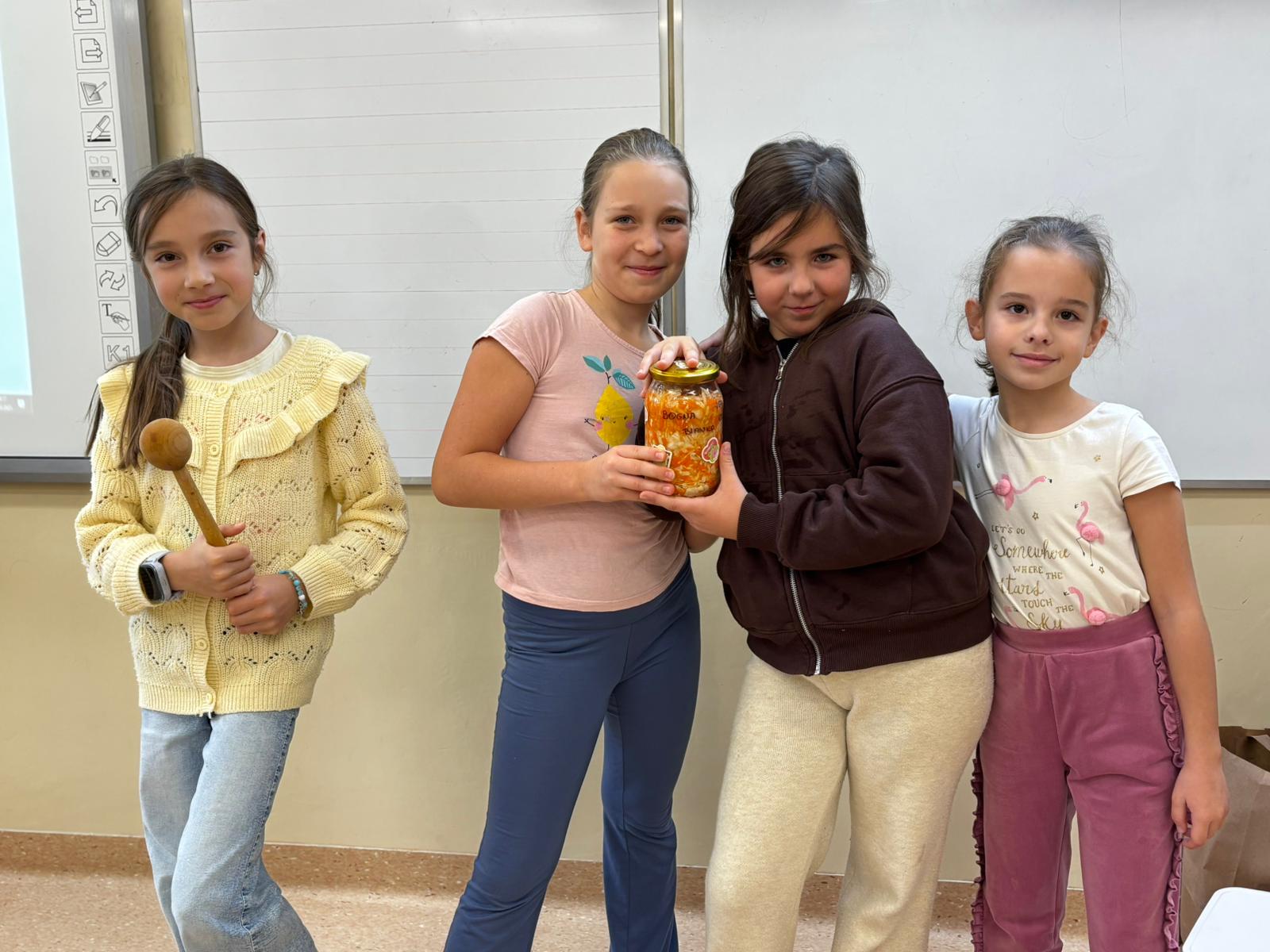 📚 Klasa 3c w akcji – kiszonkowa misja! 🥬