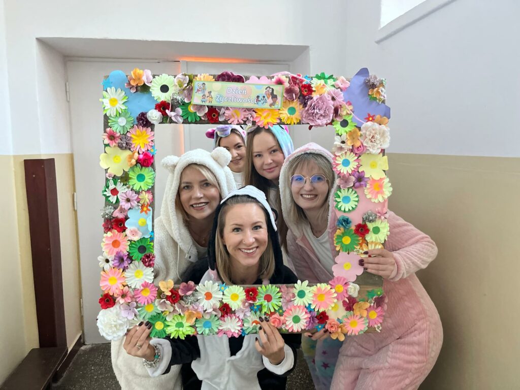 Światowy Dzień Życzliwości w piżamach 💛✨🛌 Uśmiechy, dobro i wsparcie na każdym kroku!