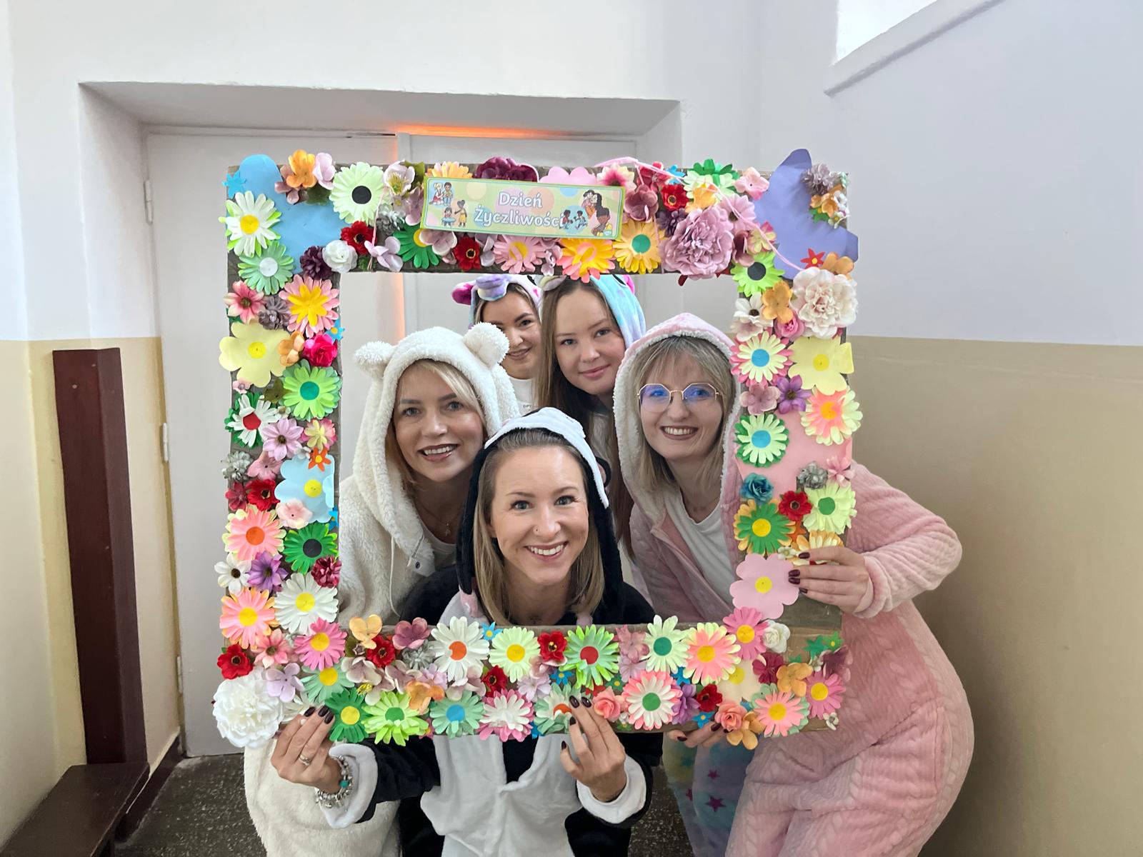 Światowy Dzień Życzliwości w piżamach 💛✨🛌 Uśmiechy, dobro i wsparcie na każdym kroku!