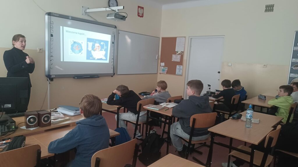 🚿🧼 Zdrowie w naszych rękach! – Wizyta specjalistki z WSSE w Olsztynie w klasach 4 i 5 🧼🚿