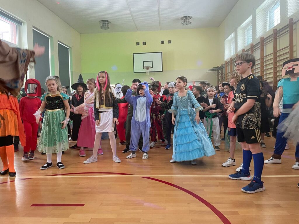 🎭 Bal karnawałowy klas 1-3 pełen radości i kolorów 🎉
