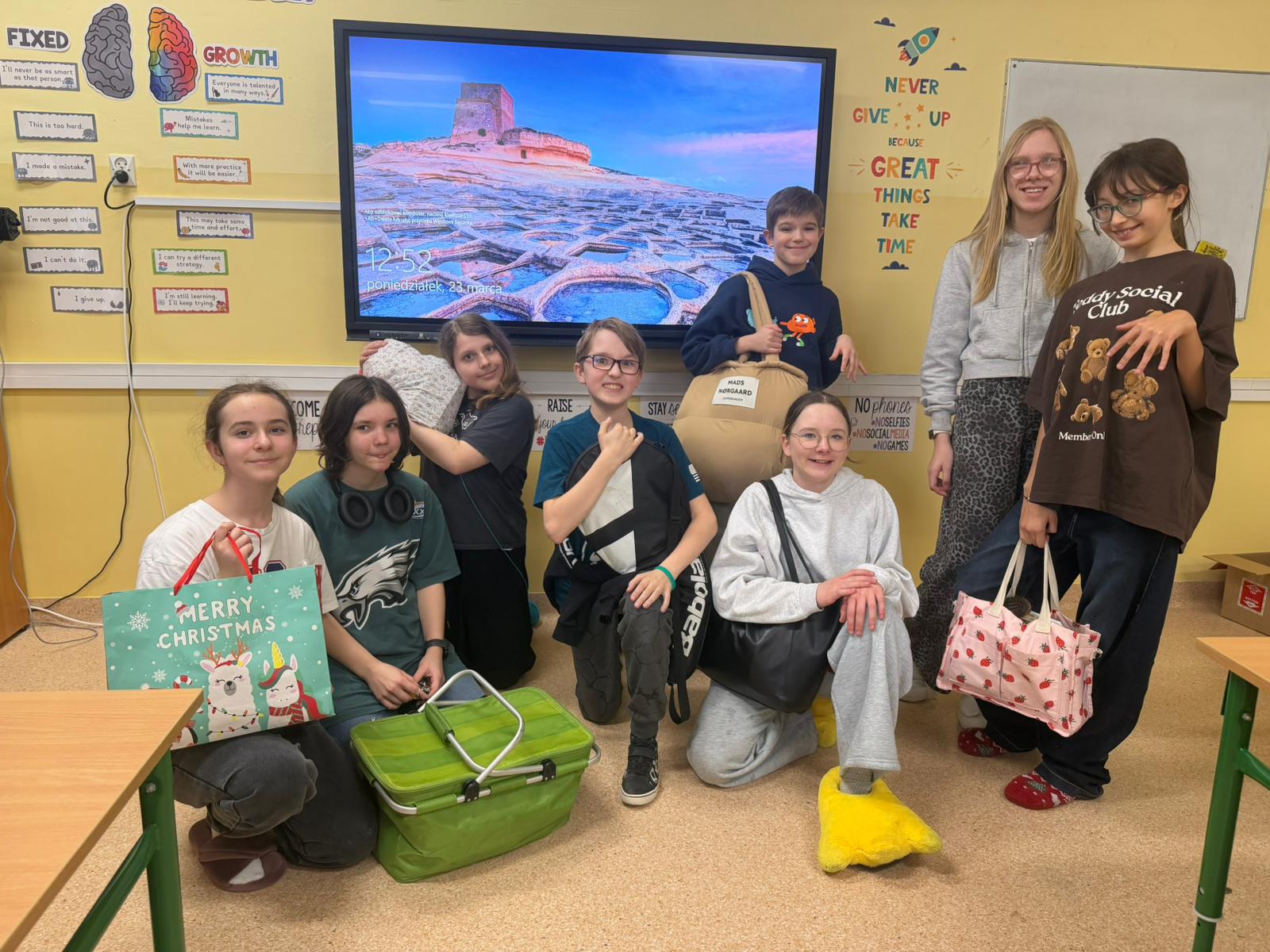 🌸👣 Witaj Wiosno… w kapciach i bez plecaka! 🎒❌